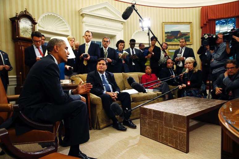 Obama durante reunião com coordenador dos EUA contra Ebola, Klain, na Casa Branca, nesta quarta-feira.