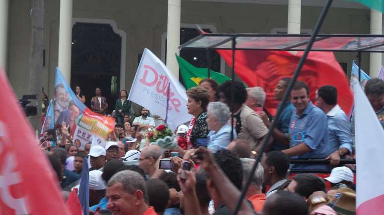 <p>Em ato de campanha, Dilma prometeu que não vai faltar água na região da Baixada Fluminense</p>