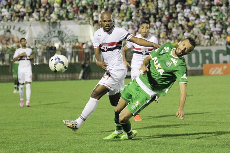 <p>S&atilde;o-paulino Edson Silva tenta parar ataque da Chapecoense em empate por 0 a 0 na Arena Cond&aacute;.</p>