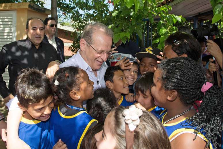 Tarso Genro é cercado por crianças em caminhada no bairro do Rubem Berta, na capital, em 23 de setembro