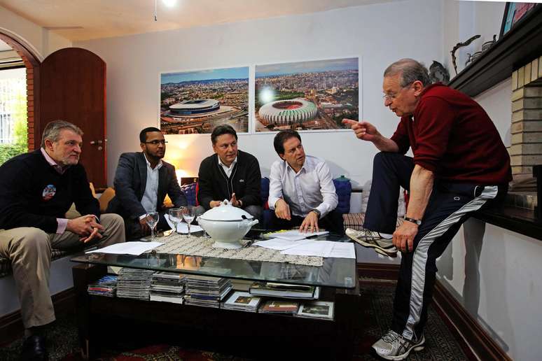 Tarso Genro se reúne com sua equipe durante preparativos para debate, em 30 de setembro