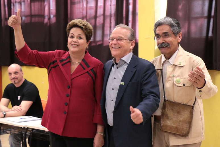 Dilma Rousseff, Tarso Genro e Olívio Dutra votam juntos no primeiro turno, em Porto Alegre, em 05 de outubro