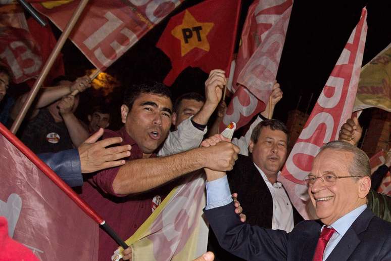 Cercado pela militância petista, Tarso Genro chega para debate da Rede Bandeirantes, em Porto Alegre, em 16 de outubro