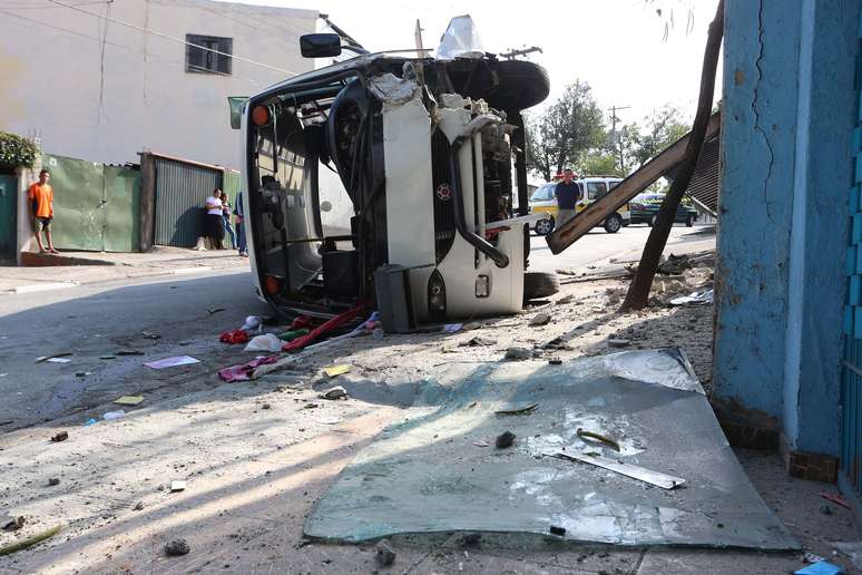 Van tombou após bater em portão na zona sul