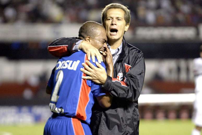 &Acirc;nderson Lima, lateral do S&atilde;o Caetano, &eacute; amparado pelo treinador s&atilde;o-paulino Emerson Le&atilde;o durante trag&eacute;dia de Serginho