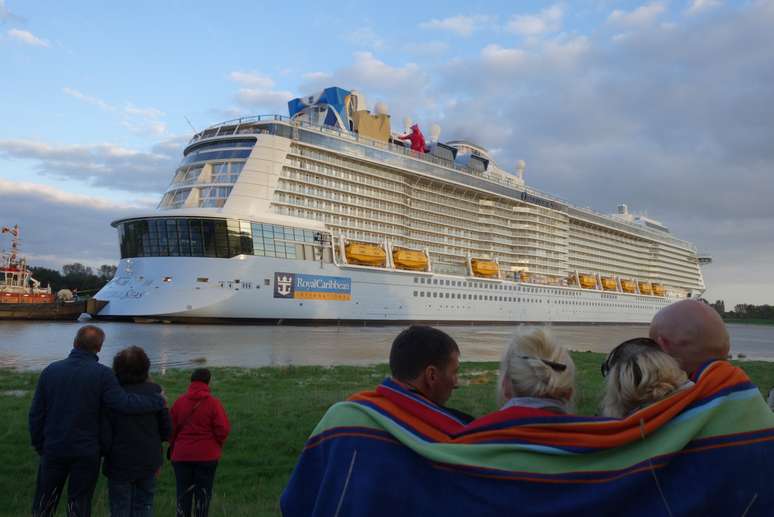 <p>Operação de traslado do Quantum of the Seas pelo Rio Ems, na Alemanha, atraiu olhares de curiosos</p>