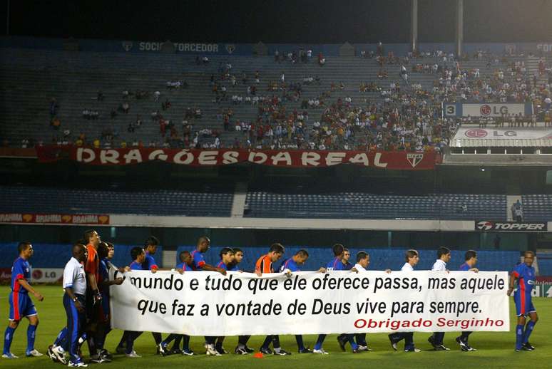 Na continuação do jogo após a morte, jogadores carregaram faixa em homenagem a Serginho