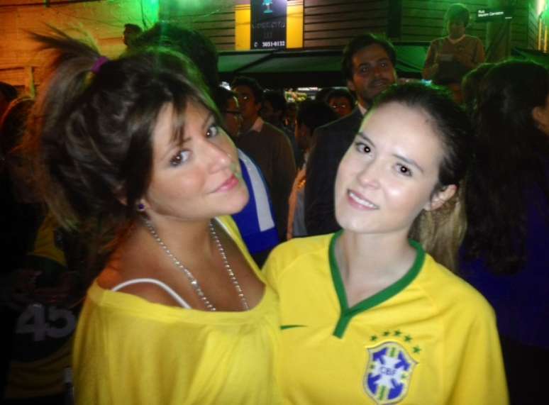 <p>Camisetas da seleção brasileira dominaram ato pró-Aécio. "A gente quer uma mudança. Precisamos de mais igualdade", afirmou Camila Gouvea (à esquerda)</p>