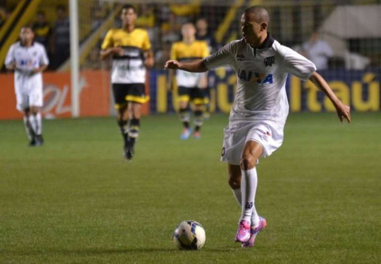 Reserva desde a rodada passada, Marcos Guilherme saiu do banco para fazer jogada do gol