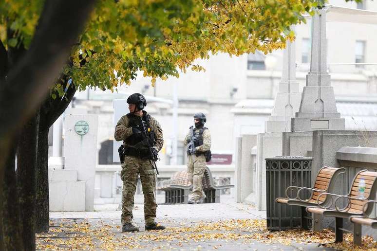 <p>Policiais fazem segurança de Memorial Nacional de Guerra em Ottawa nesta quinta-feira</p>