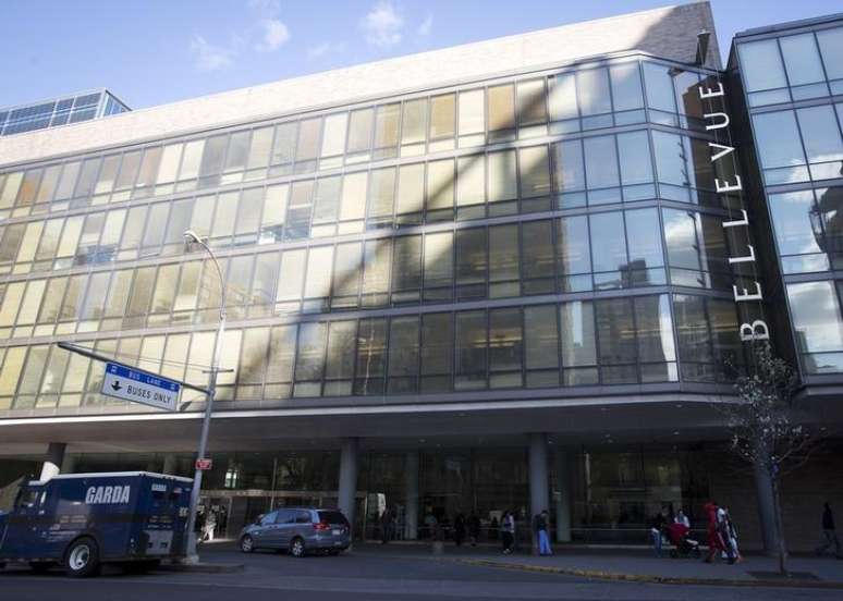 <p>Fachada do hospital Bellevue, em Manhattan, Nova York, onde o paci&ecirc;nte est&aacute; internado</p>