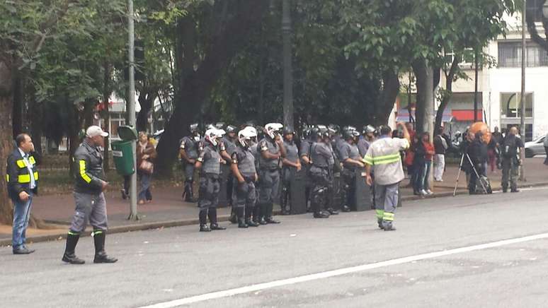 Policiais acompanharam a retirada dos moradores do local