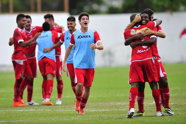 <p>Jogadores do Mogi comemoram ainda no gramado a volta à Série B</p>