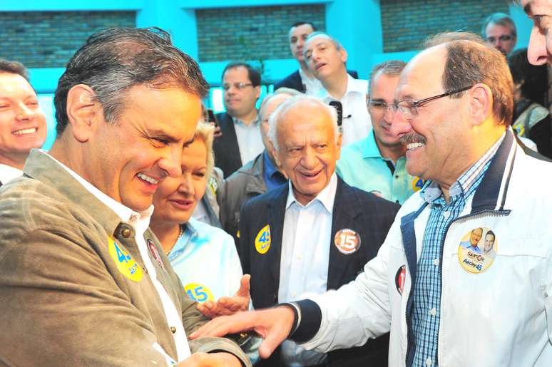 Aécio Neves, Ana Amélia Lemos e Pedro Simon participam de ato de campanha de José Ivo Sartori, em 18 de outubro