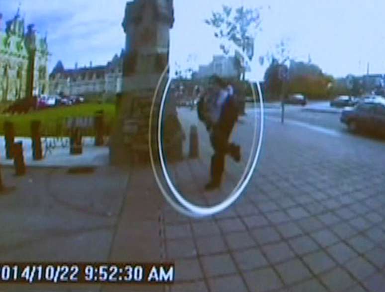 Câmeras de segurança mostram Michael Zehaf-Bibeau entrando no prédio do Parlamento, onde disparou contra militar