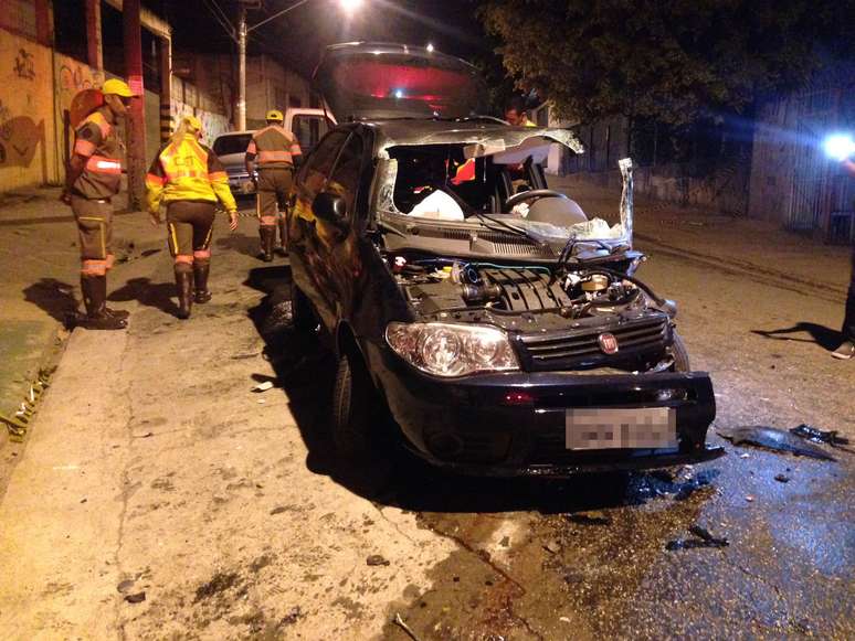 <p>São Paulo, 23/10 - Um Palio preto foi serrado pelo Corpo de Bombeiros para resgatar um motorista que ficou preso às ferragens após colidir contra um poste da rua Angá, no bairro Vila Formosa, zona leste da capital</p>