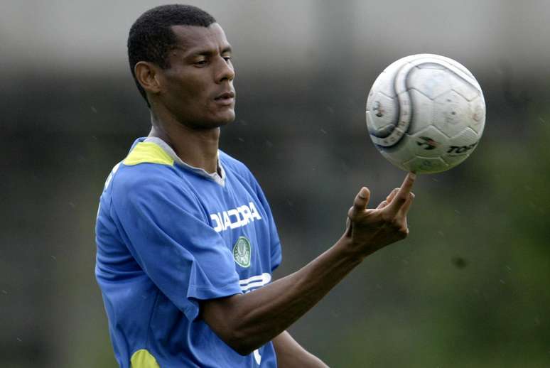 Claudecir saiu do São Caetano para o Palmeiras em 2001