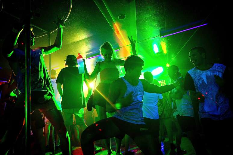 O Japão acabou com a proibição de dançar em discotecas após a meia-noite