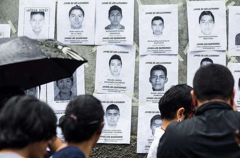 Estudantes estão desaparecidos há mais de 1 mês; fossas estão sendo encontradas pelo país