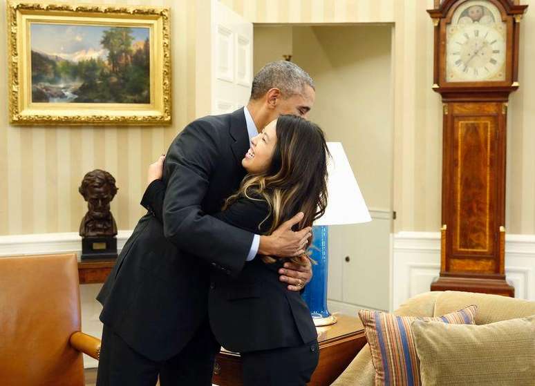 <p>Obama abraça a enfermeira de Dallas, Nina Pham, curada do ebola, nesta sexta-feira</p>