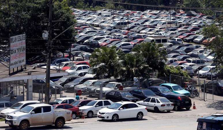 <p>Carros financiados em pátio na rodovia Raposo Tavares, em São Paulo</p>