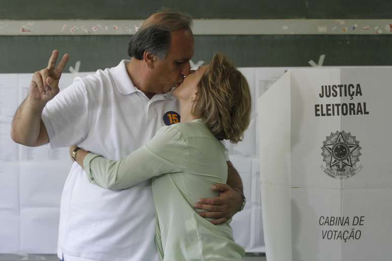 Candidato Luiz Fernando Pezão beija a esposa Maria Lúcia Jardim após votar no Rio de Janeiro, no dia 5 de outubro