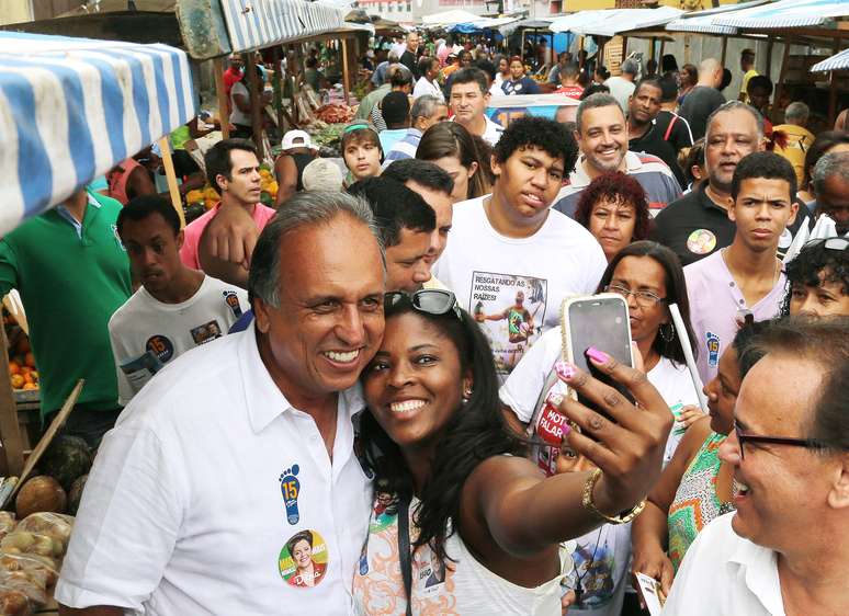 <p>Luiz Fernando Pezão (PMDB), durante a campanha que acabou por lhe sagrar governador do Rio de Janeiro</p>