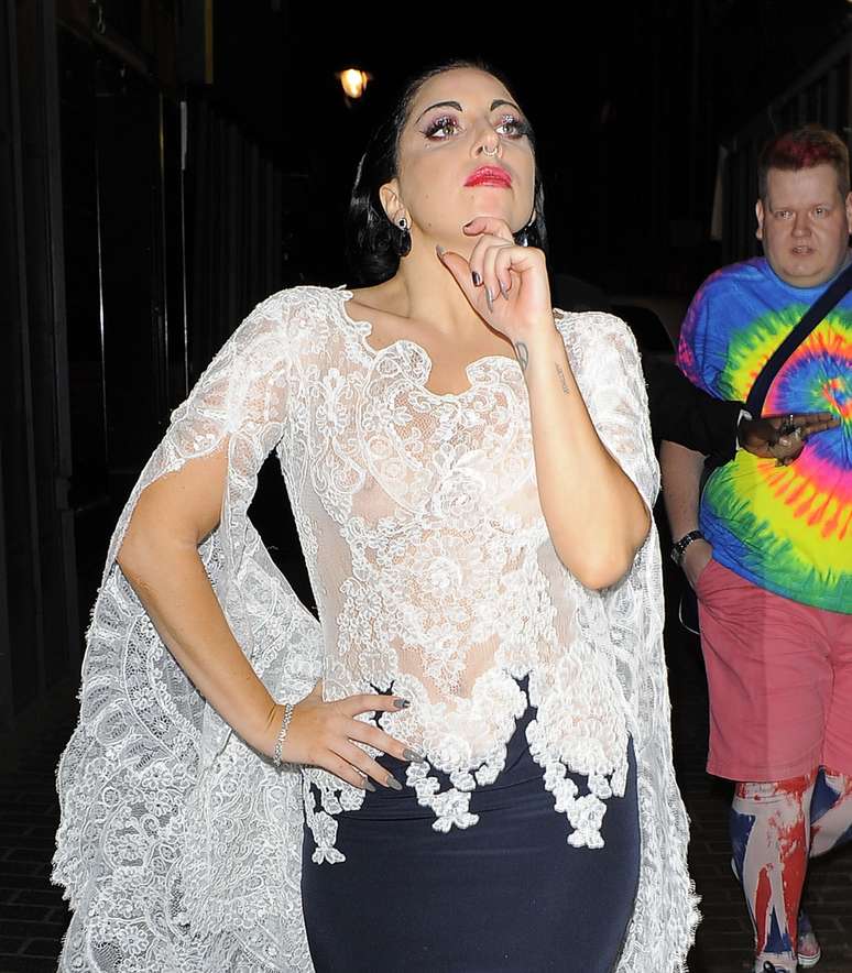 Lady Gaga usa blusa transparente