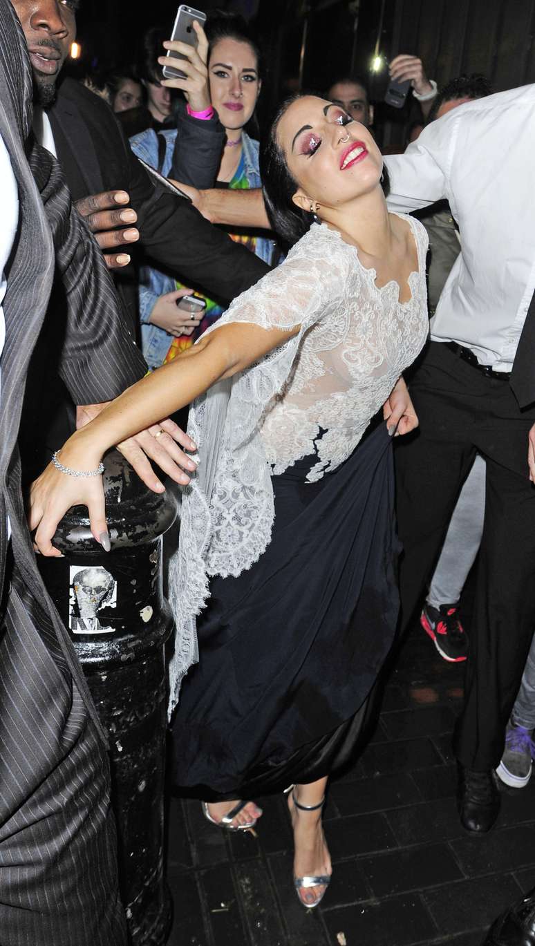 Lady Gaga usa blusa transparente