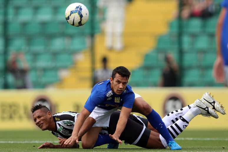 Henrique disputa bola durante Figueirense x Cruzeiro pela Série A do Brasileiro