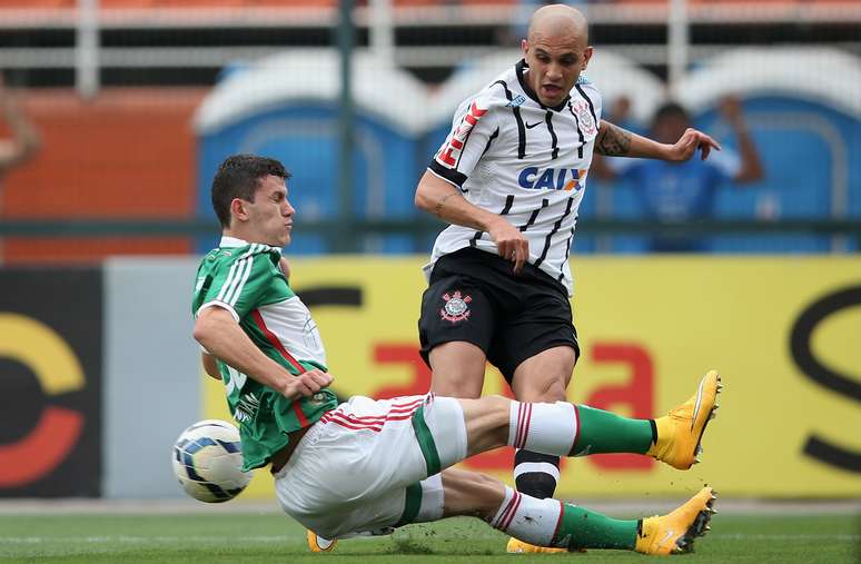 <p>Fábio Santos é travado após jogada pela ponta esquerda</p>