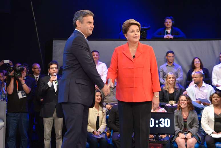 <p>O próximo presidente do Brasil, Dilma Rousseff ou Aécio Neves, terá seu nome confirmado pelo TSE às 20h</p>