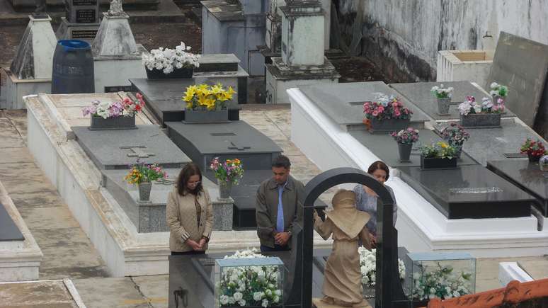 <p>Em visita ao túmulo de Tancredo e dona Risoleta, no cemitério São Francisco de Assis, com a irmã Andréa e a mãe, Maria Inês</p>