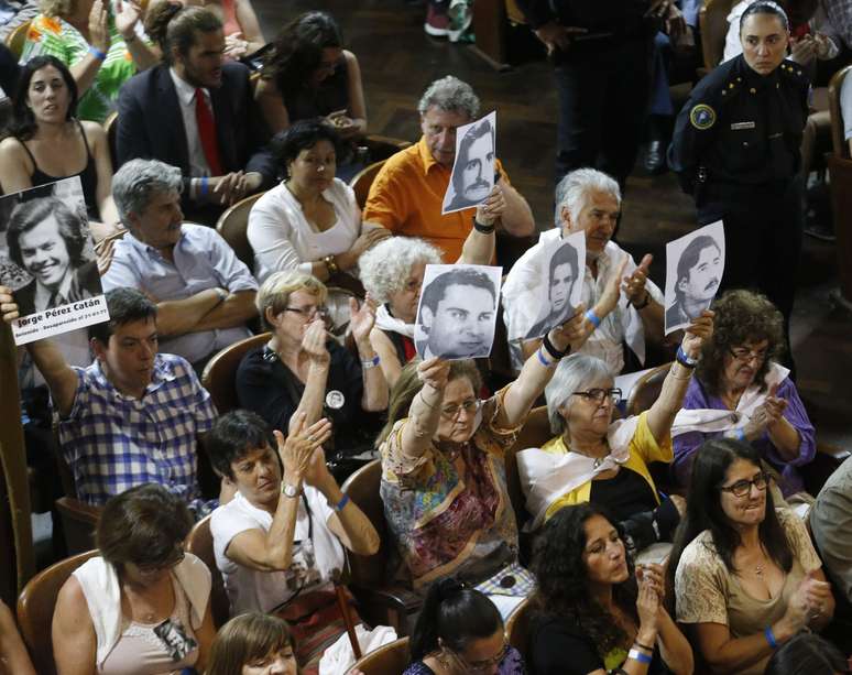 Ativistas dos Direitos Humanos comparecem em julgamento e levantam fotos dos desaparecidos e mortos durante ditadura