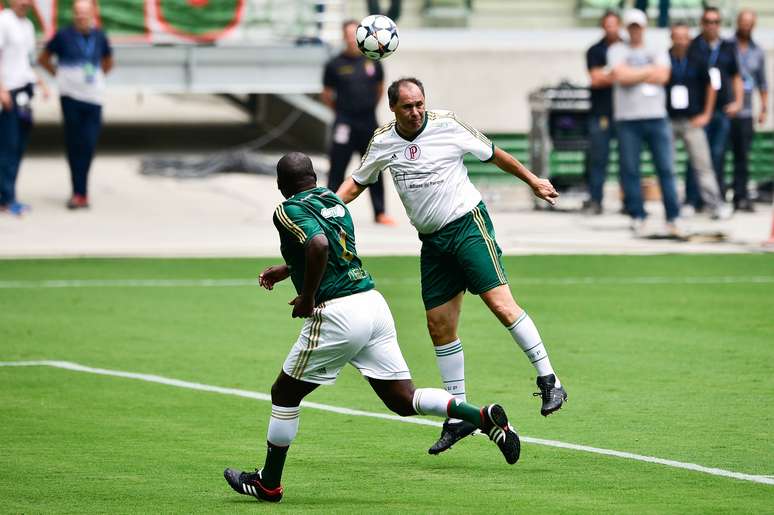 Evair disputa bola com Cléber; encontro de ídolos