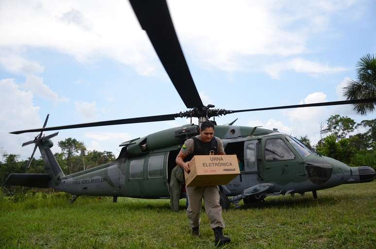 For&ccedil;as Armadas auxiliam Justi&ccedil;a Eleitoral na entrega de urnas em locais remotos e de dif&iacute;cil acesso