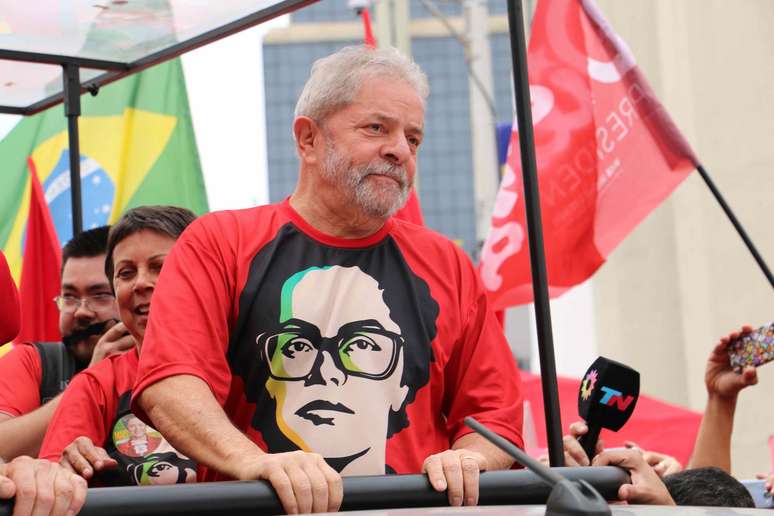 <p>Com foto de Dilma estampada na camiseta, Lula distribuiu autógrafos e cumprimentou fãs em reduto petista</p>