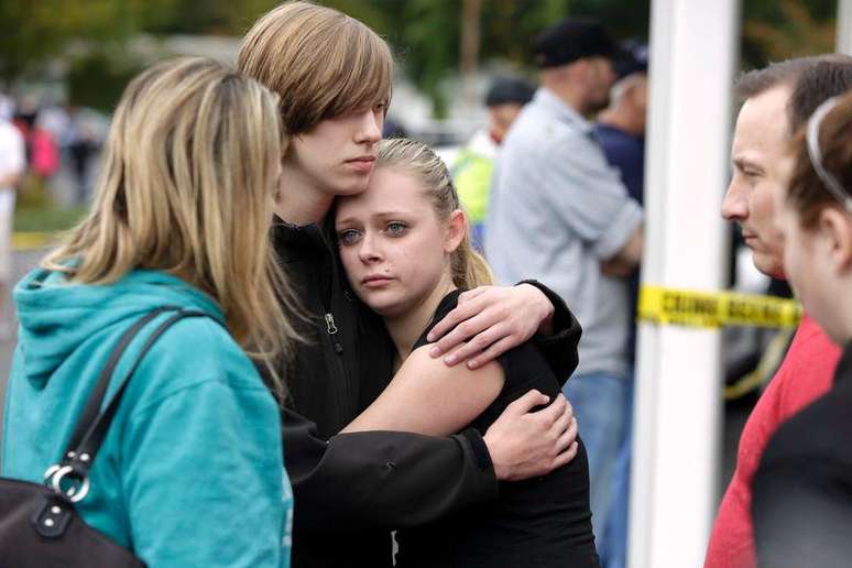 <p>Estudantes e familiares se confortam após tiroteio em colégio em Marysville, nos Estados Unidos, no dia 24 de outubro</p>