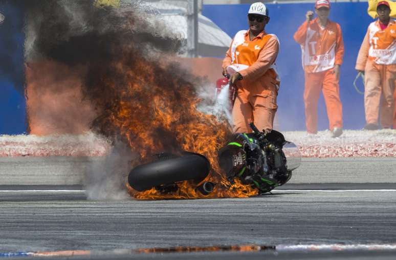 Algum objeto atingiu o sistema de refrigeração da moto