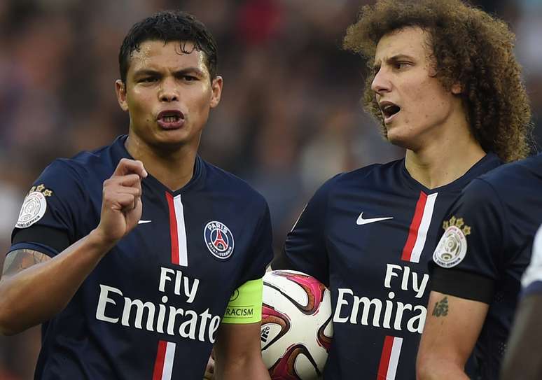 <p>Thiago Silva e David Luiz, dupla de zaga da Sele&ccedil;&atilde;o Brasileira, em a&ccedil;&atilde;o pelo PSG</p>