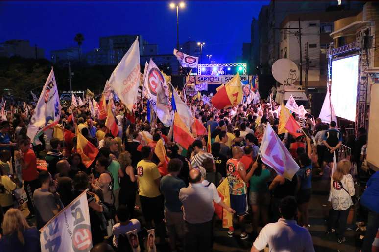 Dezenas de pessoas foram às ruas de Porto Alegre comemorar a vitória de Sartori