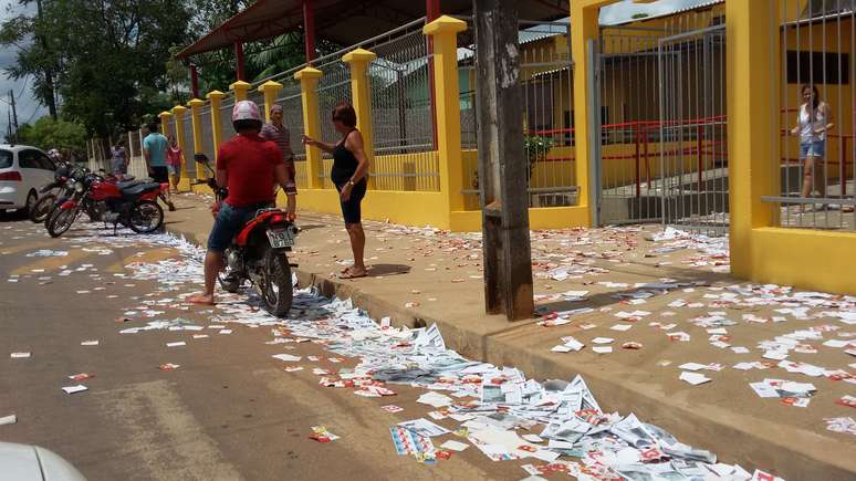 Lixo eleitoral nas ruas de Rio Branco revolta eleitores neste domingo