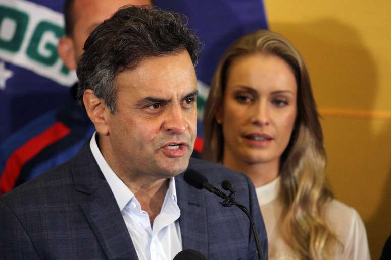 O candidato a presidente derrotado no segundo turno, Aécio Neves (PSDB), foi recebido antes de seu primeiro discurso após a divulgação do resultado sob os gritos de "Aécio guerreiro, orghulho brasileiro". Ele afirmou que ligou para a presidente reeleita, Dilma Rousseff (PT), lhe desejou sucesso e lhe disse que "a maior de todas as prioridades deve ser unir o Brasil em torno de um projeto honrado e que dignifique a todos os brasileiros".