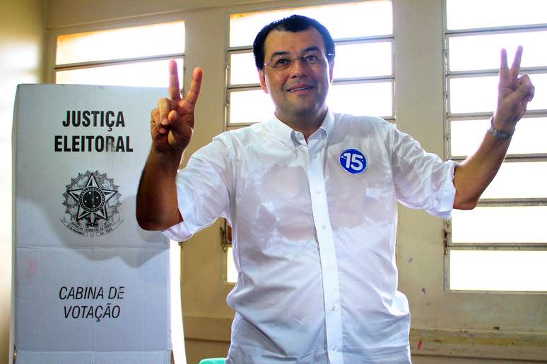 <p>Candidato ao governo do Amazonas, Eduardo Braga (PMDB) vota na Escola Marechal Hermes da Fonseca, em Manaus, neste domingo</p><p>&nbsp;</p>