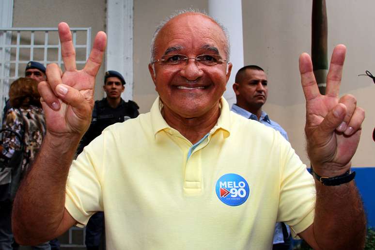 O governador e candidato à reeleição, José Melo (PROS) vota no Colégio Ângelo Ramazotti, em Manaus, na manhã deste domingo