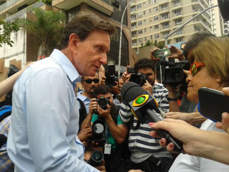 Marcelo Crivella votou ao lado da filha e da esposa