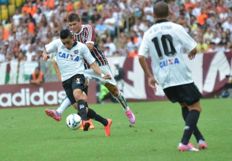 Natanael voltou de suspensão na derrota para o Fluminense