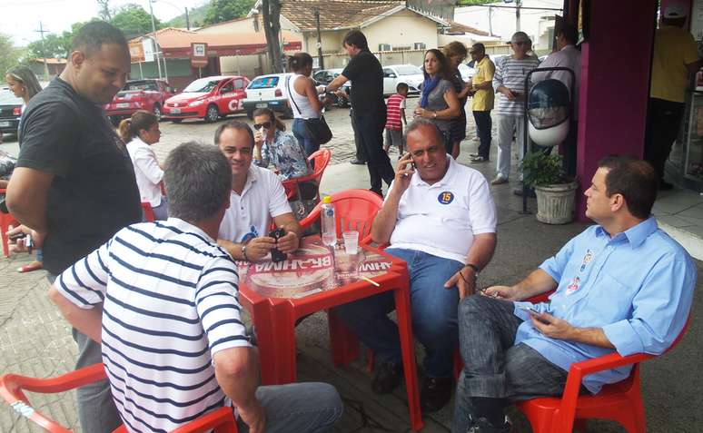 Atual governador parou em um bar depois de votar