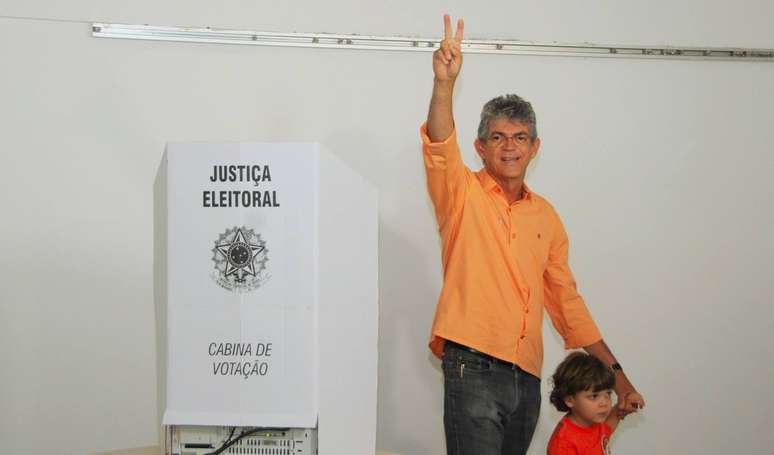 <p>Ricardo Coutinho votou neste domingo acompanhado de familiares</p>