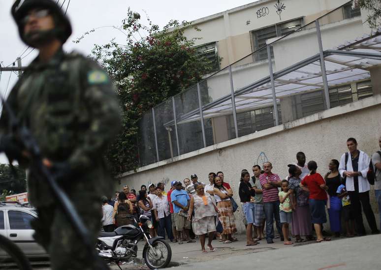<p>Soldado em porta de colégio no Complexo da Maré, Rio de Janeiro</p>